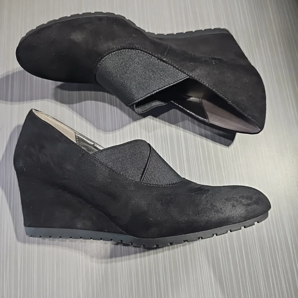 Bandolino Zomper Women's 6.5M Slip On Wedge Faux Suede Loafer Black‎ EUC